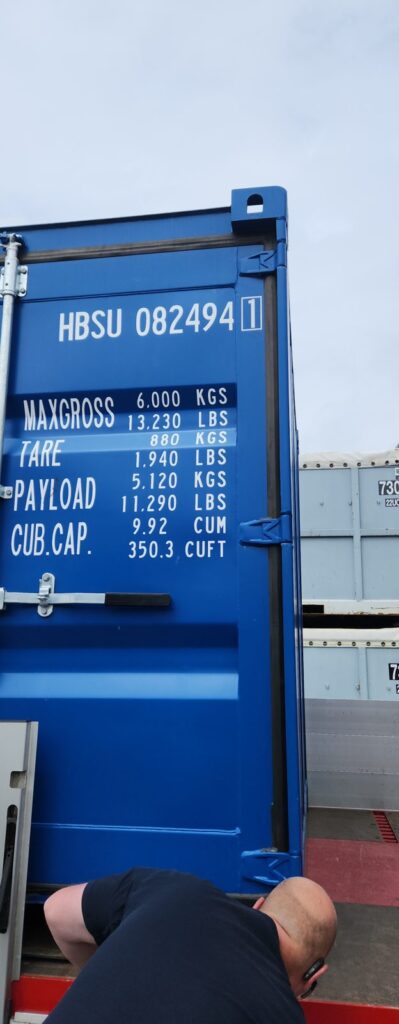 Dørmærkning med vægt og kubik på 10 fods container