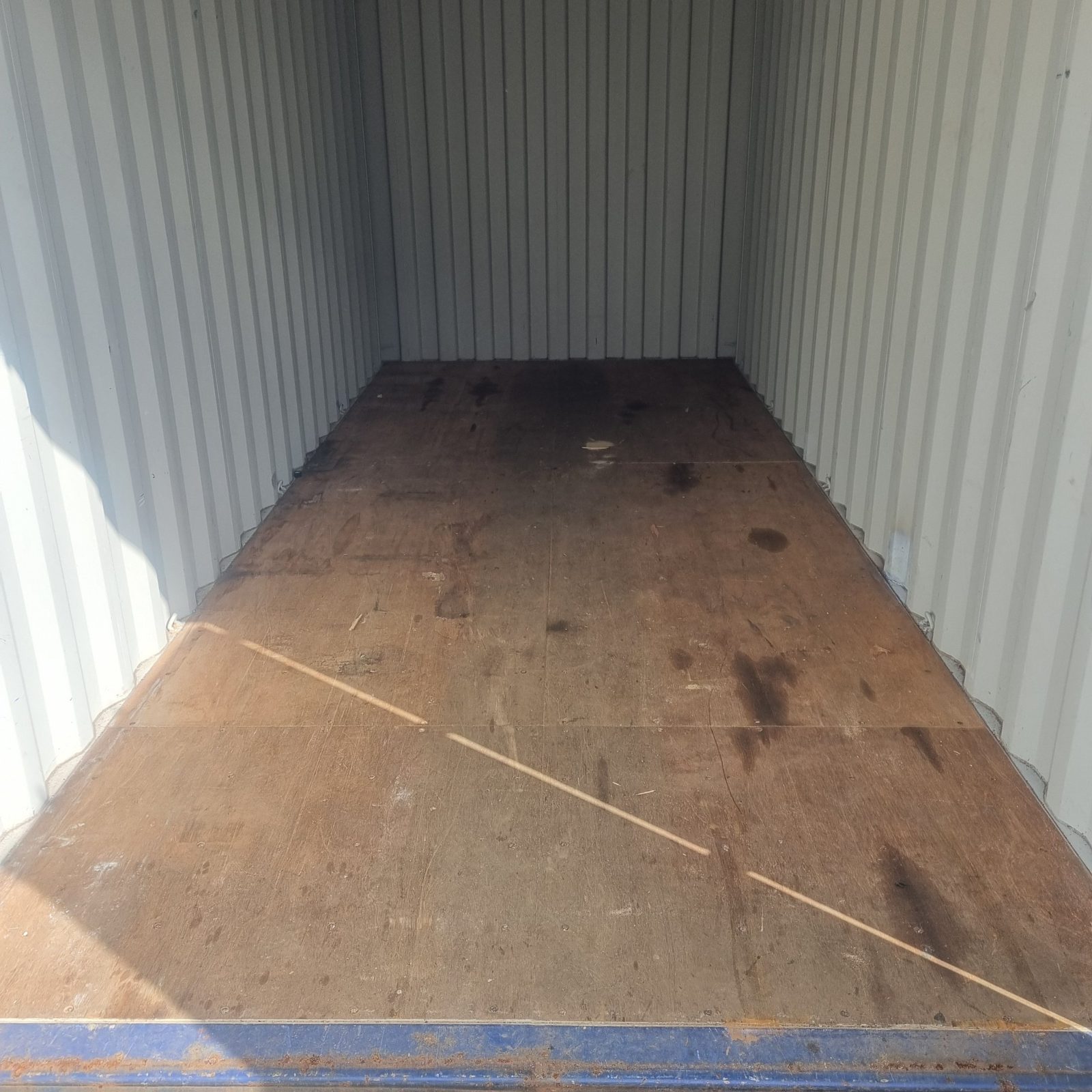 Indvendigt i 20 fods container med krydsfinergulv