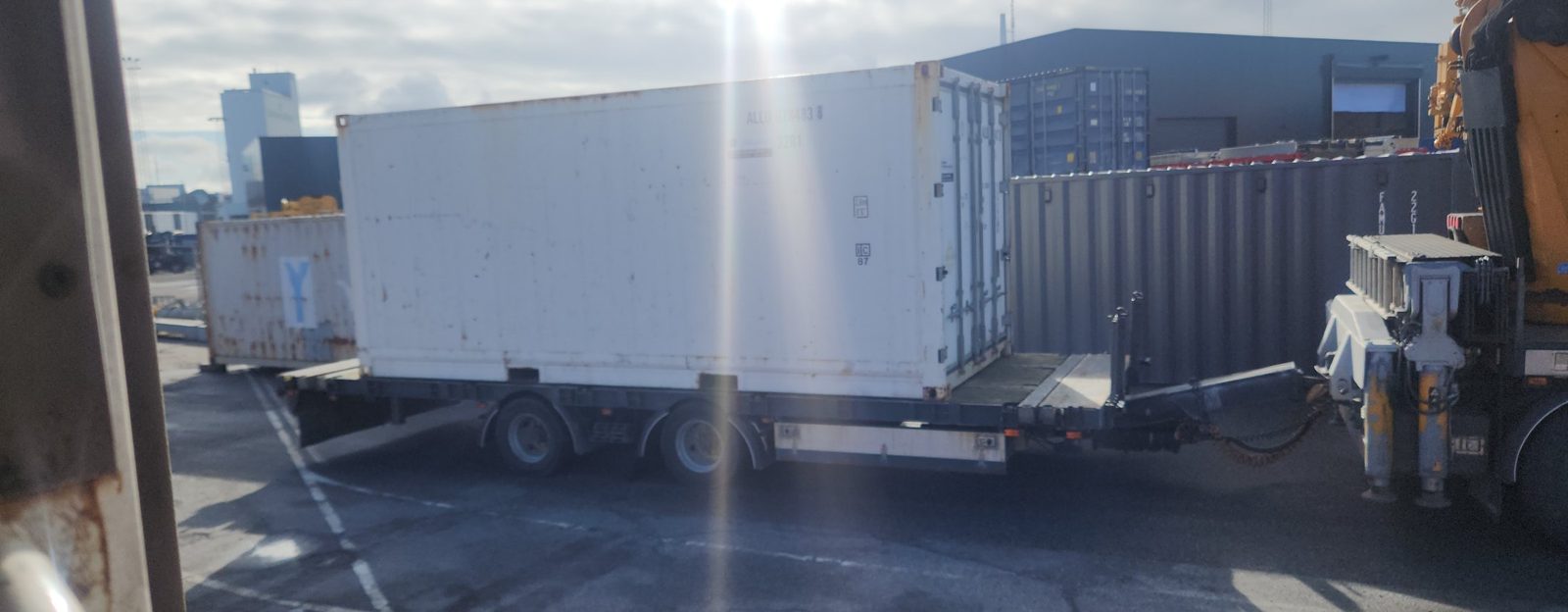 20 fods kølecontainer læsset på lastbil til levering