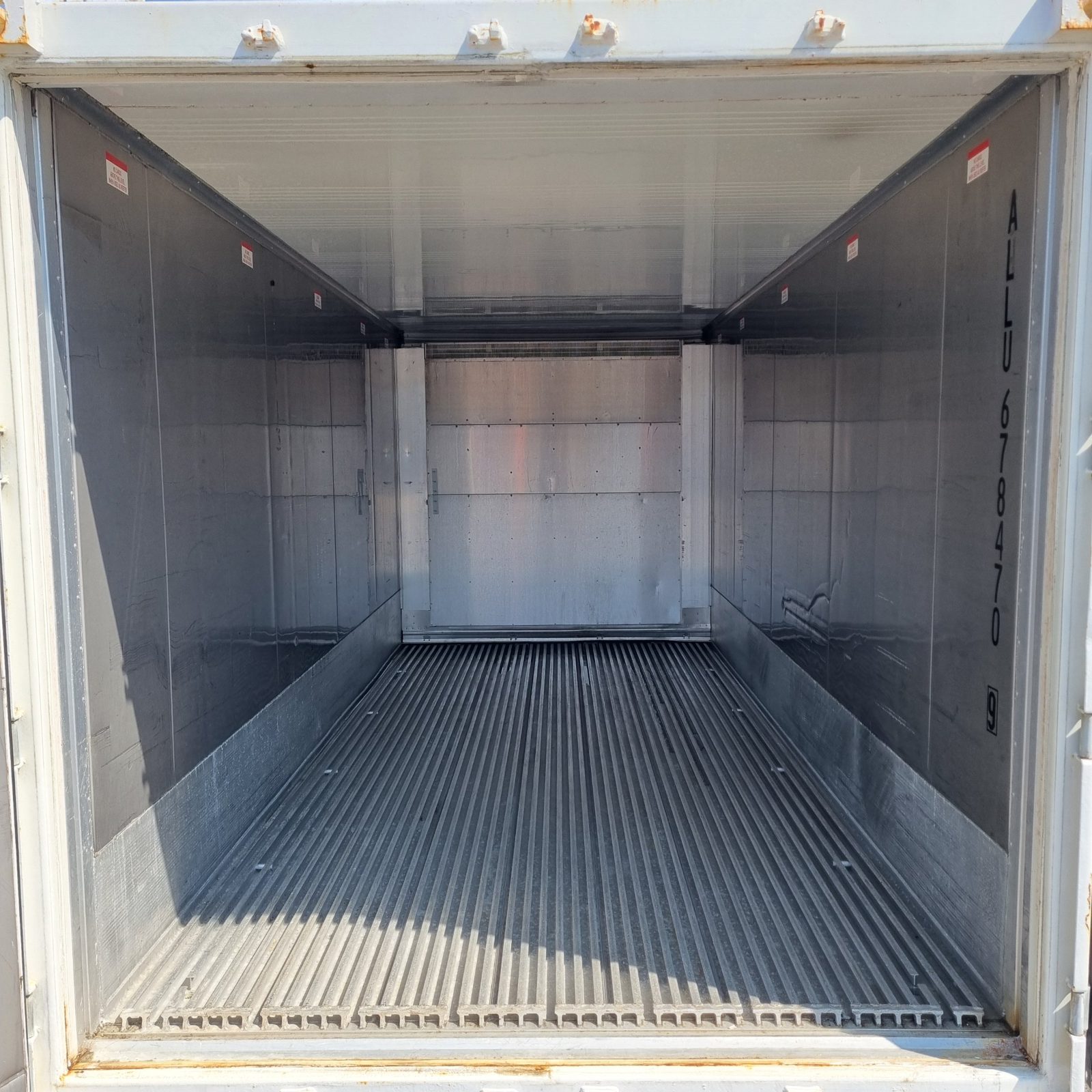Indvendigt i 20 fods kølecontainer med T-profilgulv i aluminium