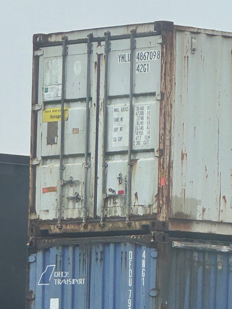 40 fods container stablet på pladsen