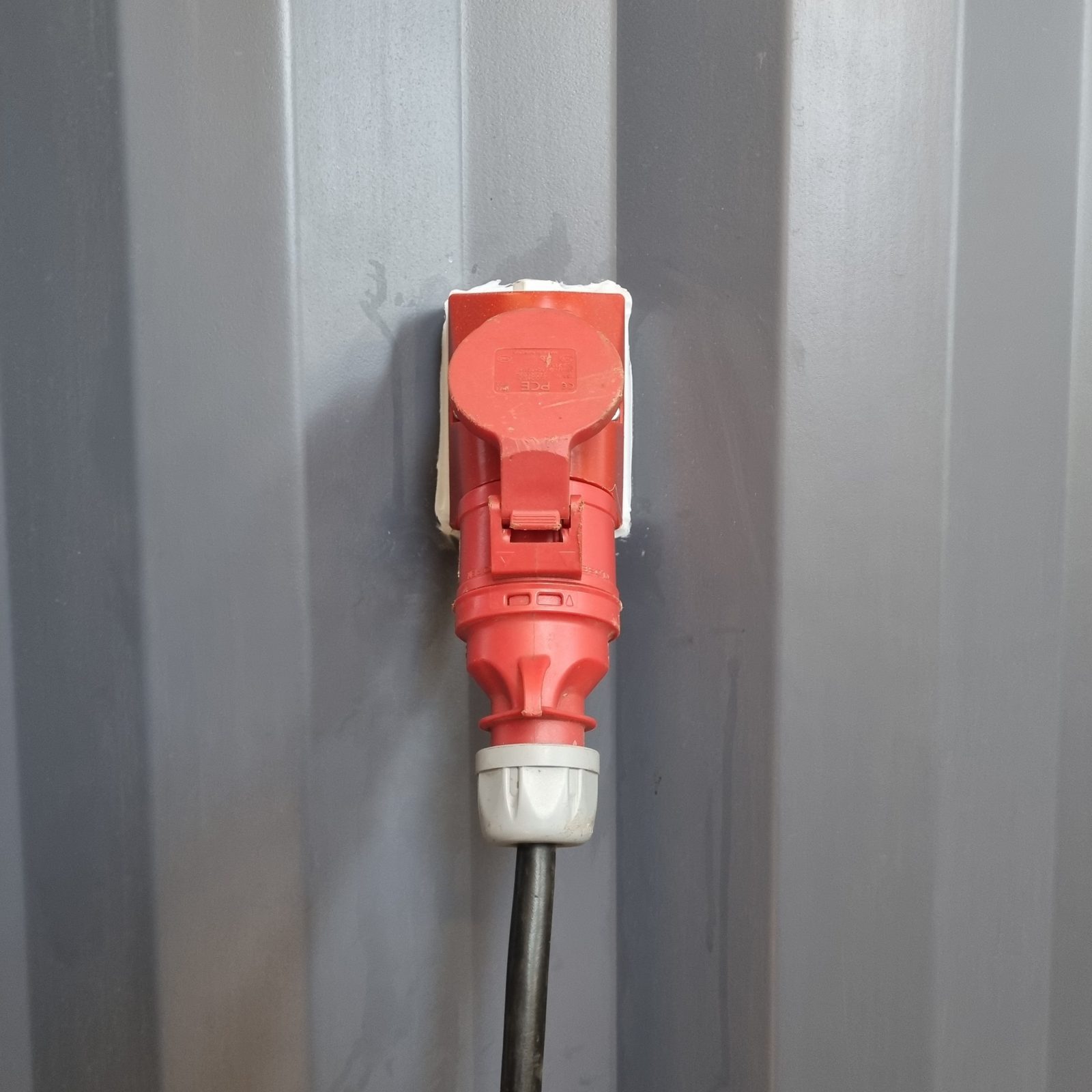 Udvendigt CEE-stik på isoleret container
