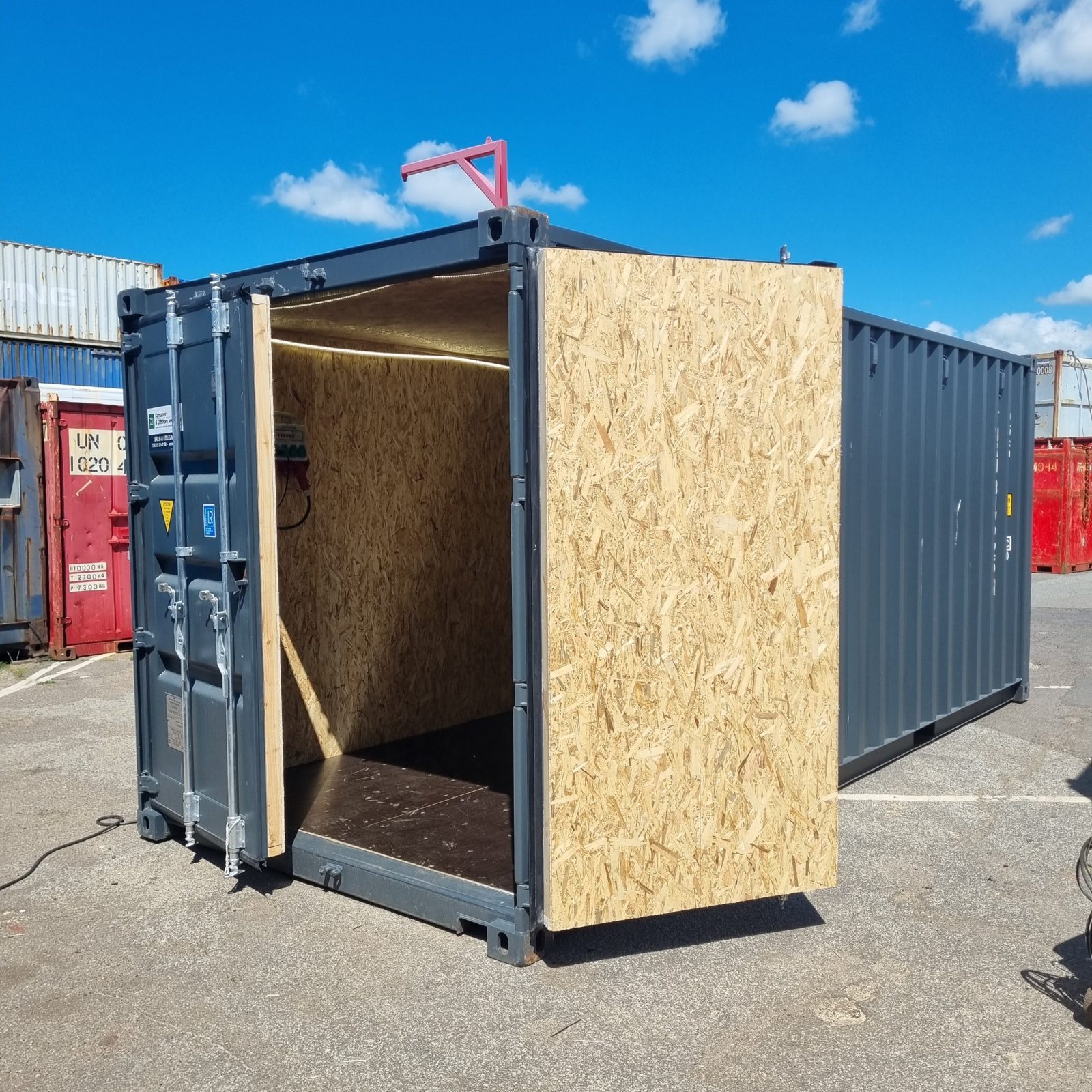 Isoleret 20 fods container med lys og strøm, dør åben, NJ Container Esbjerg