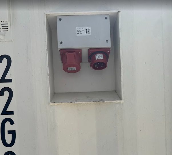 CEE-stik monteret i containervæggen