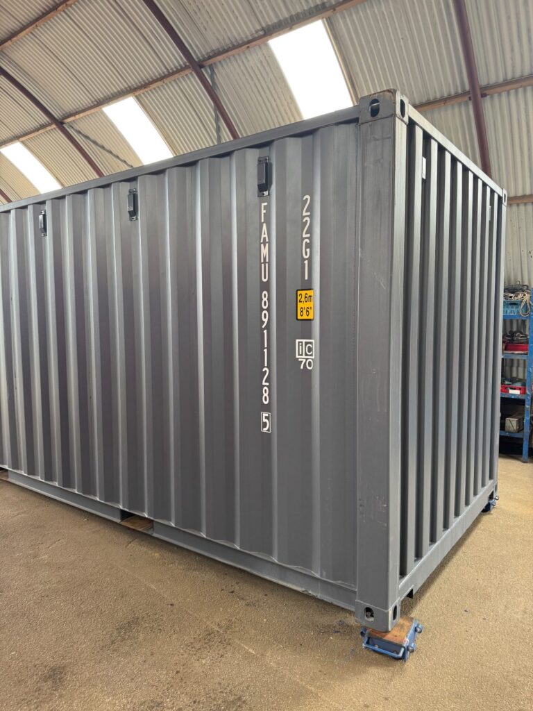 Grå container i værkstedet i Esbjerg før isolering