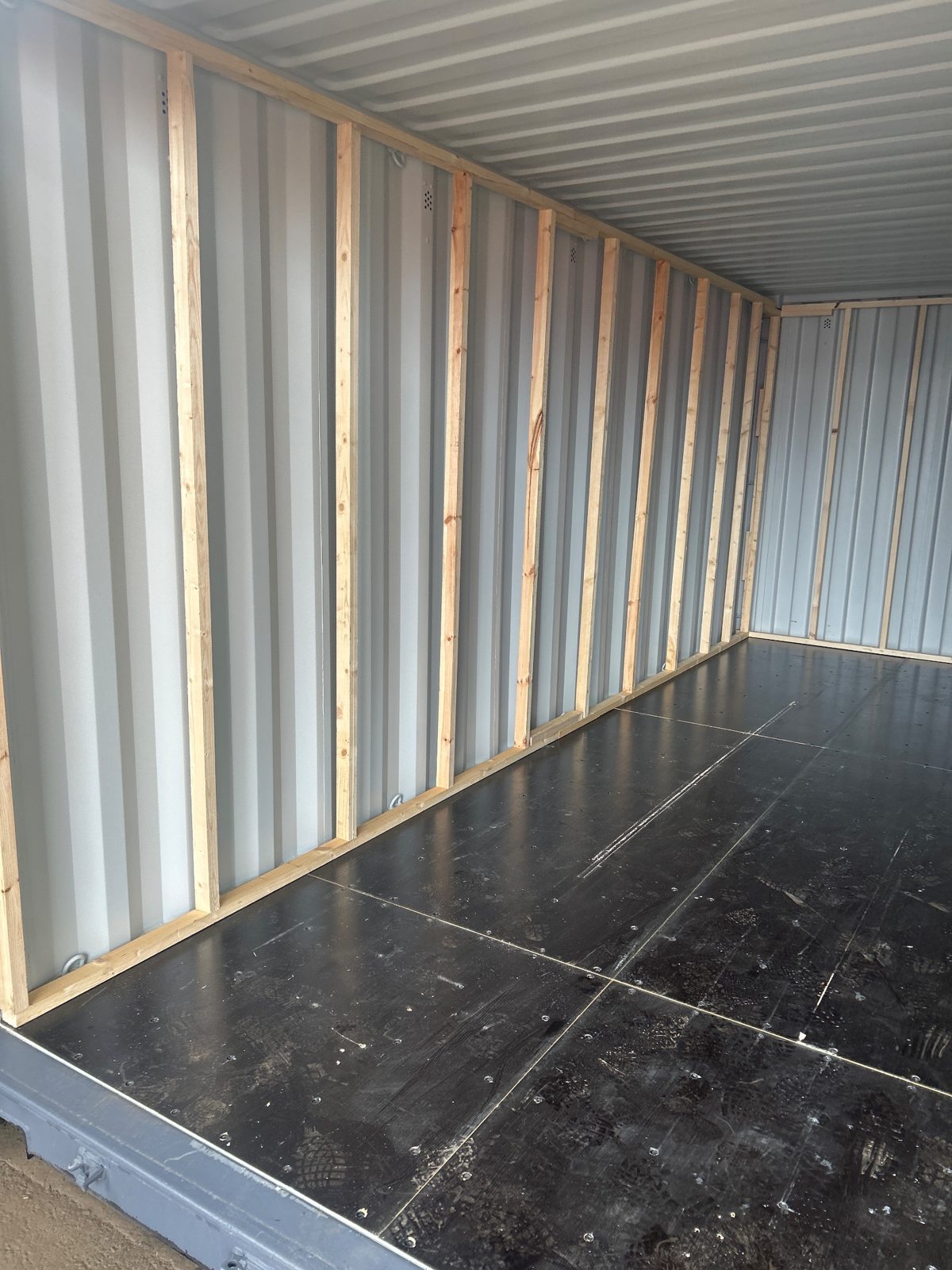 Lægter monteret på væggene i en container før isolering