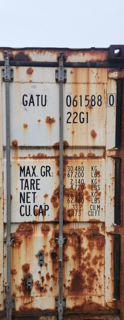 Brugt skibscontainer med rust på dørene